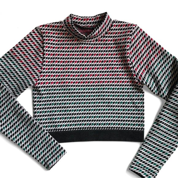 Fabletics Camryn Houndstooth Print Seamless Fitted Long Sleeve Cropped Top - Picture 12 of 16